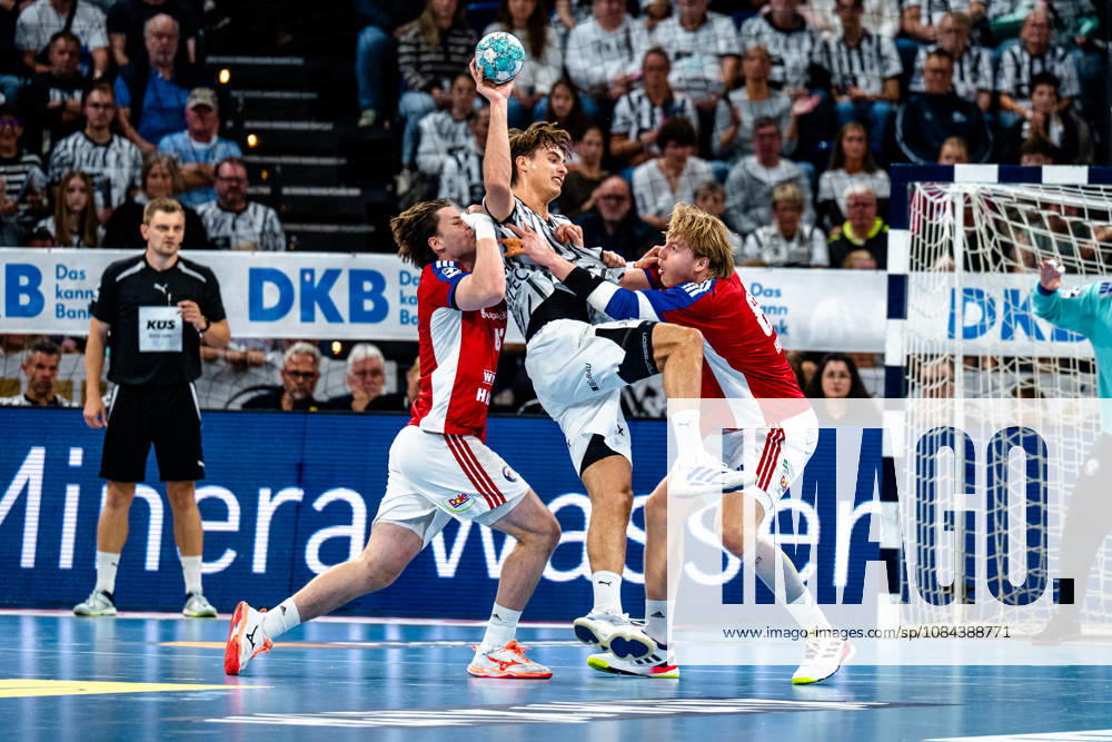 Opel HBL Handball, THW Kiel vs. Handball Club Hamburg, Jan Christian Schmidt, Handball Club Hamburg, 42, Julian Köster Kiel, 7 on the ball, plays the ball, Martin Hovde Handball Club Hamburg, 81 one-on-one, duel, battle, tackle Kiel