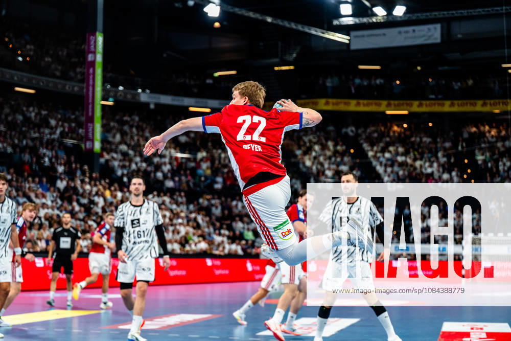 Opel HBL Handball, THW Kiel vs. Handball Club Hamburg, Noah Beyer of Handball Club Hamburg, taking a shot, in action, shooting at Kiel