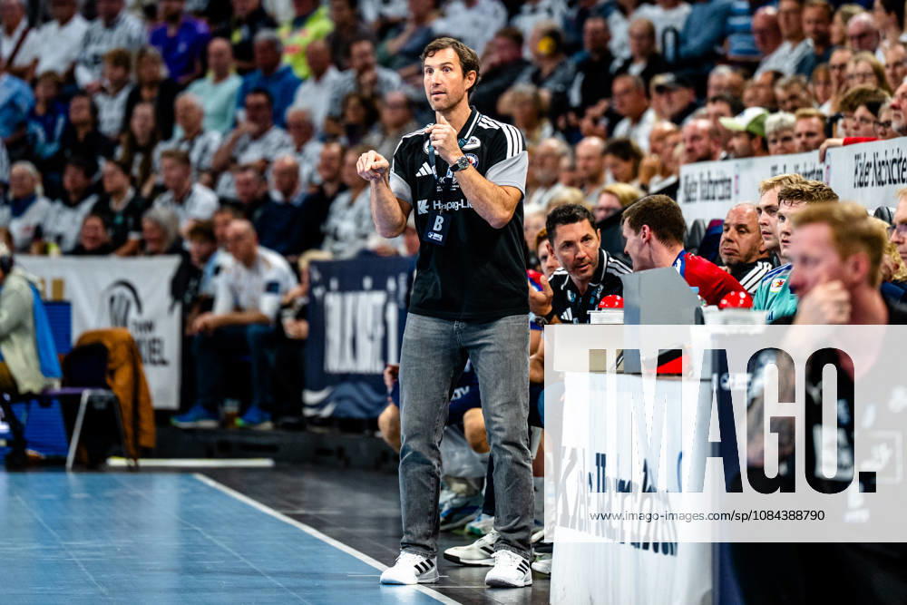 Opel HBL Handball, THW Kiel vs. Handball Club Hamburg; Torsten Jansen, Handball Club Hamburg; coach gives instructions, gesturing with his arms, gesticulates, gives instructions; Kiel