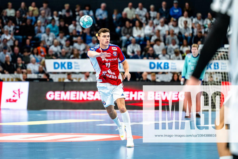 Opel HBL Handball, THW Kiel vs. Handball Club Hamburg, from left: Nicolaj Jorgensen, Handball Club Hamburg, 11 on the ball, plays the ball, Kiel