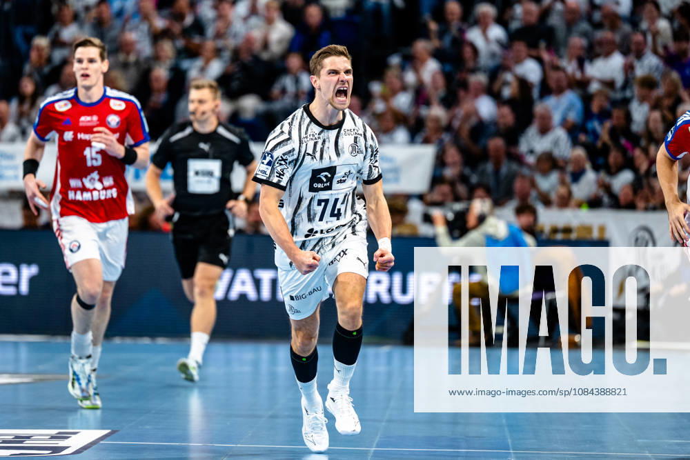 Opel HBL Handball, THW Kiel vs. Handball Club Hamburg, left: Vincent Büchner (Kiel), 74, cheering, goal celebration, celebrating the goal, celebration in Kiel
