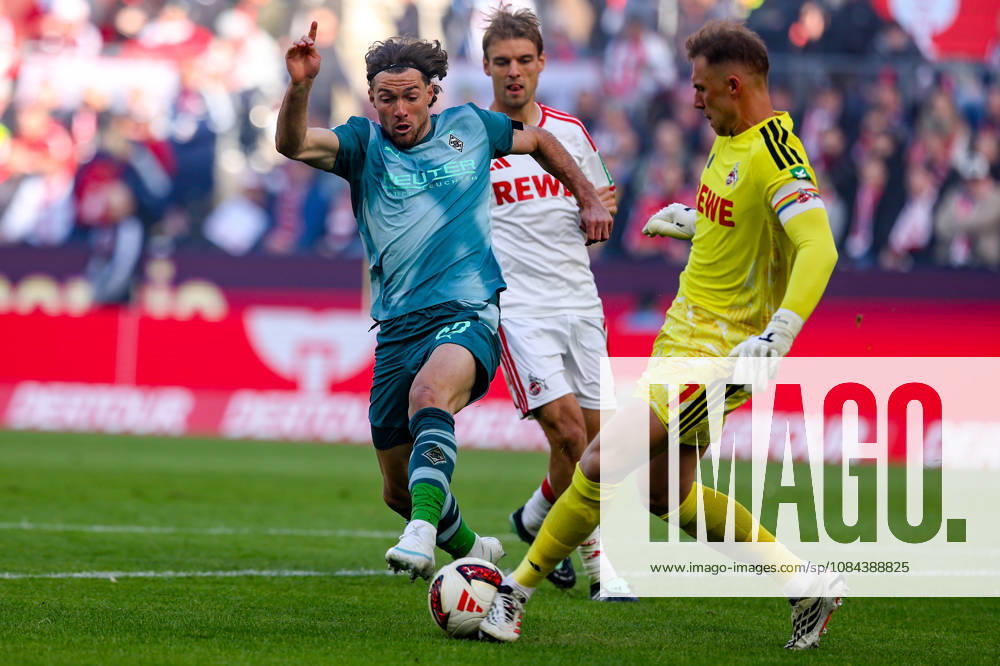 Soccer, Bundesliga, 1. FC Köln vs. Borussia Mönchengladbach, RheinEnergieSTADION, Matchday 5, 2026–2027 Season: Florian Neuhaus of Borussia Mönchengladbach (No. 10) in a tackle against Marvin Schwaebe of 1. FC Köln (No. 1). DFB regulations prohibit any use of photographs as image sequences and or quasi-video. Photo: WilkowskixPressefotoKochx, North Rhine-Westphalia, Germany