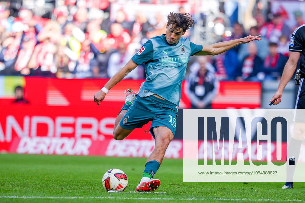 Soccer, Bundesliga, 1. FC Köln vs. Borussia Mönchengladbach, RheinEnergieSTADION, Matchday 5, 2026–2027 Season, Philipp Sander of Borussia Mönchengladbach takes a free kick. DFB regulations prohibit any use of photographs as image sequences and or quasi-video. Photo: WilkowskixPressefotoKochx, North Rhine-Westphalia, Germany