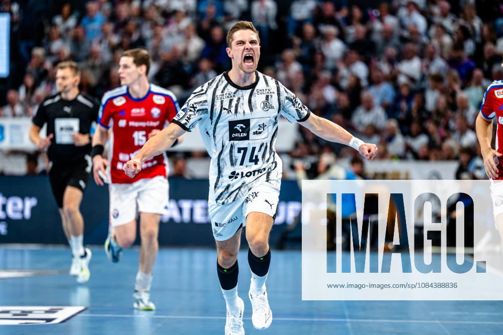 Opel HBL Handball, THW Kiel vs. Handball Club Hamburg, left: Vincent Büchner (Kiel), 74, cheering, goal celebration, celebrating the goal, celebration (Kiel)
