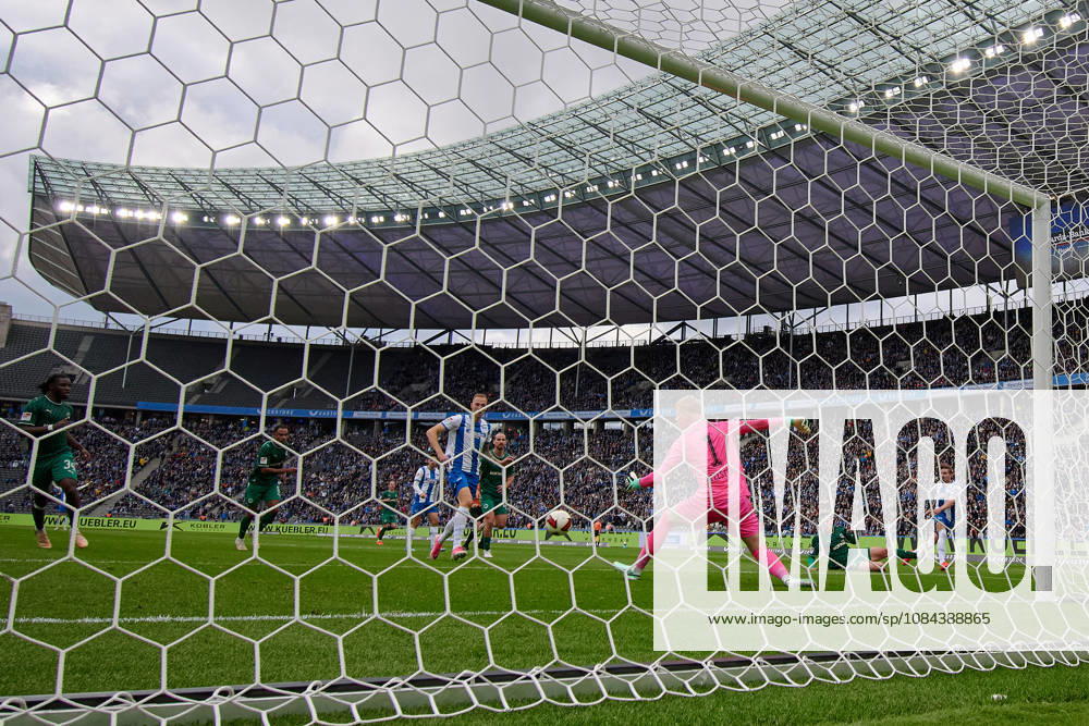 Shot on goal for the 1-0, Mads Pedersen (Hertha BSC), 22, behind-the-goal camera, Florian Hellstern (Greuther Fürth), 01, GER, Hertha BSC vs. SPVGG Greuther Fürth, 2. Bundesliga, 2026–27 season, Matchday 7, October 11, 2026. DFL regulations prohibit any use of photographs as image sequences and or quasi-video. GER, Hertha BSC vs. SPVGG Greuther Fürth, 2. Bundesliga, 2026–27 season, Matchday 7, October 11, 2026, Berlin