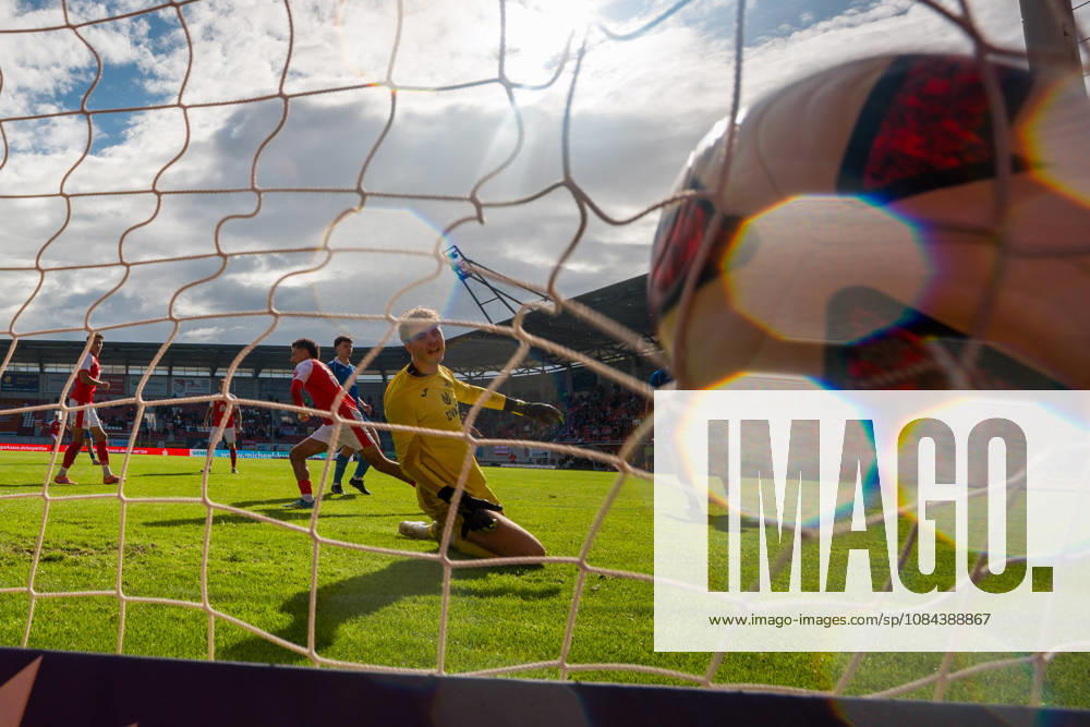 Goalkeeper Linus Löffler (RSV, 1) watches the ball hit the net on Osman Atilgan’s (HFC, 10) 1–0 goal; Hallescher FC vs. RSV Eintracht 1949, Soccer, Northeast Regional League, Matchday 12, 2026–27 season, October 11, 2026, Halle Leuna Chemie Stadium, ST Deutschland