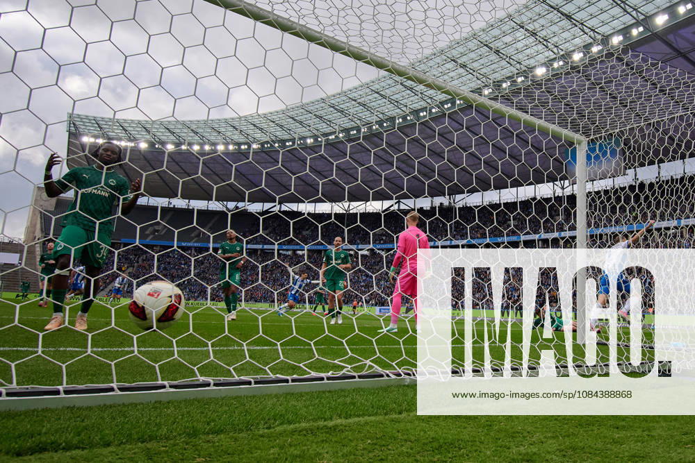 Shot on goal for the 1-0, Mads Pedersen (Hertha BSC), 22, behind-the-goal camera, Florian Hellstern (Greuther Fürth), 01, GER, Hertha BSC vs. SPVGG Greuther Fürth, 2. Bundesliga, 2026–27 season, Matchday 7, October 11, 2026. DFL regulations prohibit any use of photographs as image sequences and or quasi-video. GER, Hertha BSC vs. SPVGG Greuther Fürth, 2. Bundesliga, 2026–27 season, Matchday 7, October 11, 2026, Berlin