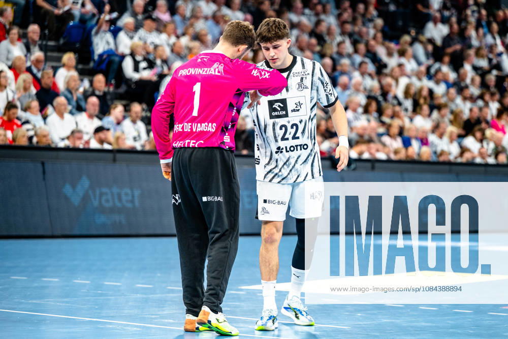 Opel HBL Handball, THW Kiel vs. Handball Club Hamburg: l Gonzalo Pérez de Vargas (Kiel), 1, Rasmus Ankermann (Kiel), 22, in conversation (Kiel)