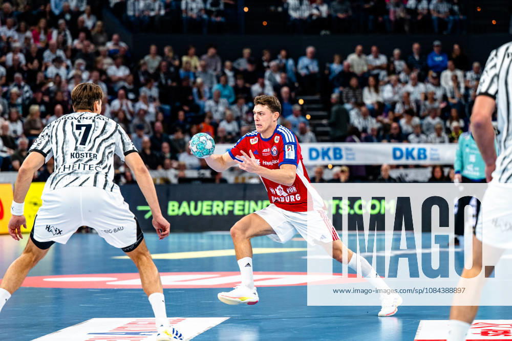 Opel HBL Handball, THW Kiel vs. Handball Club Hamburg; from left: Julian Köster (Kiel), 7, Nicolaj Jorgensen (Handball Club Hamburg), 11 on the ball, plays the ball (Kiel)