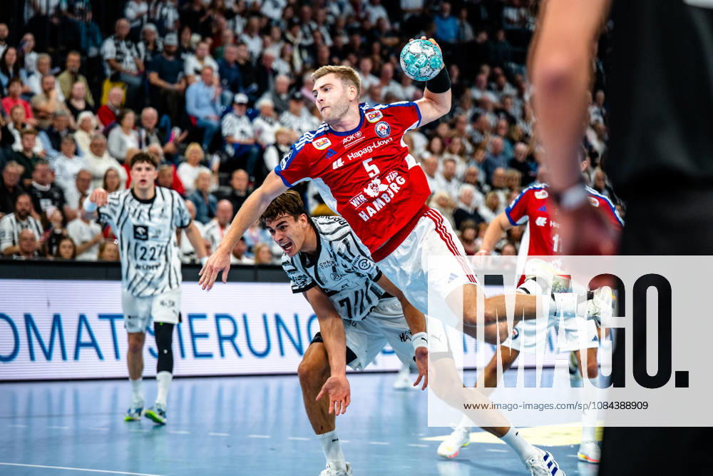 Opel HBL Handball, THW Kiel vs. Handball Club Hamburg; Julian Köster (Kiel), 7; Oliver Norlyk (Handball Club Hamburg), 5, shooting, in action, shooting at Kiel