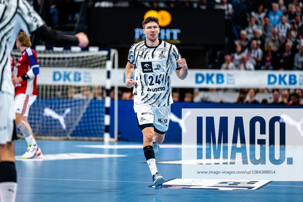 Opel HBL Handball, THW Kiel vs. Handball Club Hamburg, l Lukas Zerbe (Kiel), 24, cheering, goal celebration, celebrating the goal, Kiel