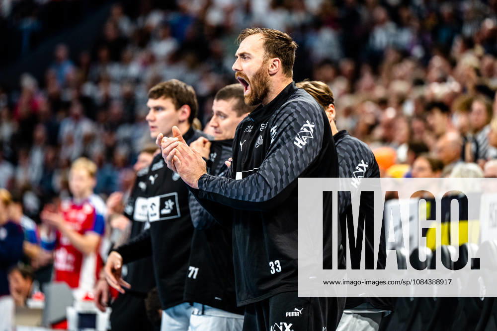 Opel HBL Handball, THW Kiel vs. Handball Club Hamburg, l Andreas Wolff (Kiel), 33, applauds, applause for Kiel