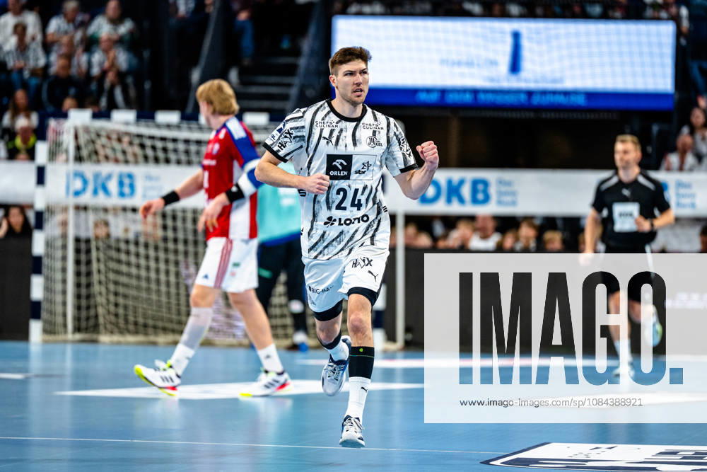 Opel HBL Handball, THW Kiel vs. Handball Club Hamburg, left: Lukas Zerbe (Kiel), 24, cheering, goal celebration, celebrating the goal, celebration (Kiel)