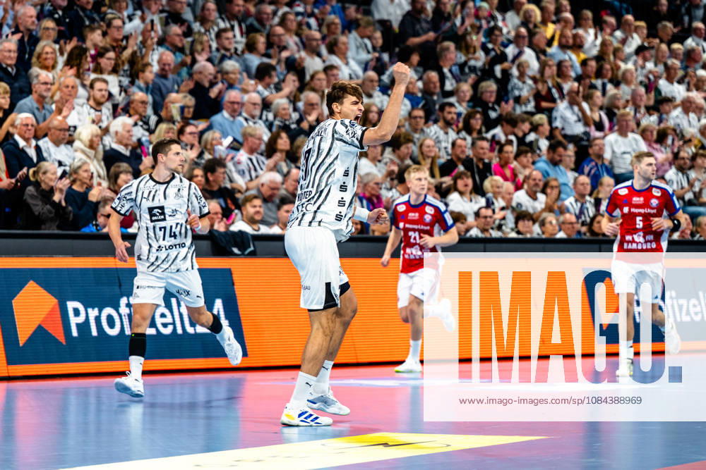 Opel HBL Handball, THW Kiel vs. Handball Club Hamburg, l Julian Köster (Kiel), 7 Cheering, Goal celebration, celebrating the goal, celebration Kiel
