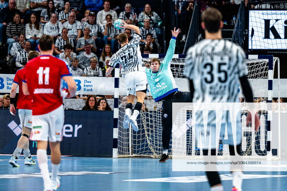 Opel HBL Handball, THW Kiel vs. Handball Club Hamburg, l Vincent Büchner (Kiel), 74 on a shot, in action, throwing, Robin Paulsen Haug (Handball Club Hamburg), 16 (Kiel)