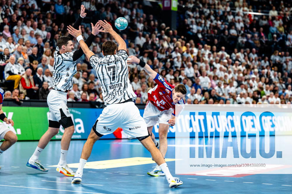 Opel HBL Handball, THW Kiel vs. Handball Club Hamburg: Hendrik Pekeler (Kiel), 61; Julian Köster (Kiel), 7; Dominik Axmann (Handball Club Hamburg), 15, shooting, in action, throwing at Kiel