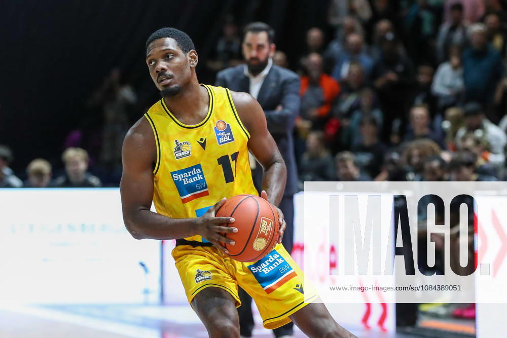 Basketball easyCredit BBL, Basketball Löwen Braunschweig vs. MHP RIESEN Ludwigsburg, from left: Romario Holloway (Braunschweig), 11 with the ball, plays the ball (Braunschweig)