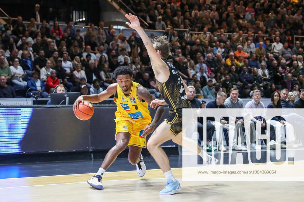 Basketball easyCredit BBL, Basketball Löwen Braunschweig vs. MHP RIESEN Ludwigsburg, from left: Elijah Hughes (Ludwigsburg), 7, Benjamin Schröder (Braunschweig), 2, duel, battle, tackle, Braunschweig