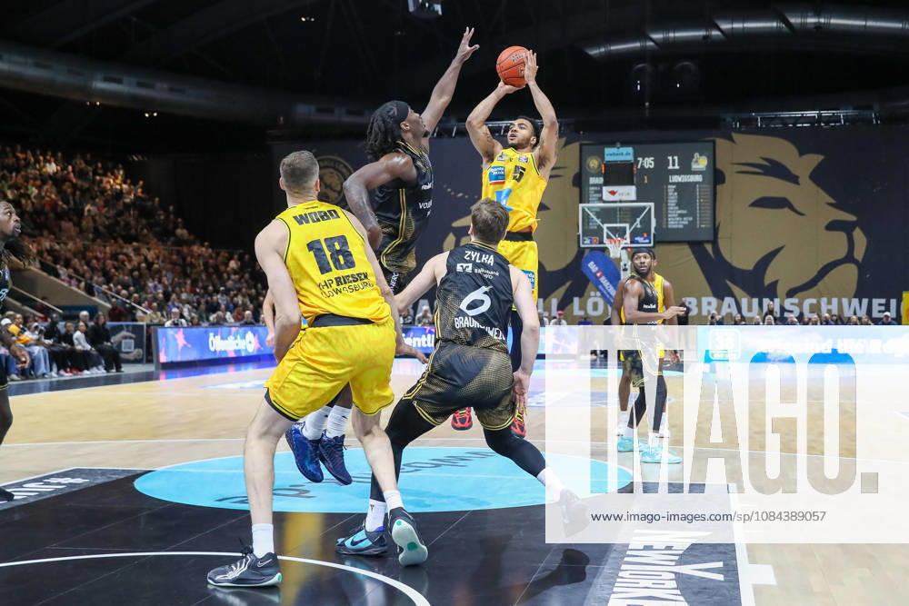 Basketball easyCredit BBL, Basketball Löwen Braunschweig vs. MHP RIESEN Ludwigsburg, from left: Zaba Bangala (Braunschweig), 0, Ishmael Leggett (Ludwigsburg), 5; duel, battle, tackle, Braunschweig
