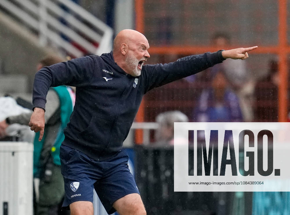 Uwe Roesler, VfL Bochum 1848, head coach reacts (GER), VfL Bochum 1848 vs. DSC Arminia Bielefeld, 2. Bundesliga, Matchday 7, 2026–27 season, Vonovia Ruhrstadion, Bochum, October 11, 2026 DFL REGULATIONS PROHIBIT ANY USE OF PHOTOGRAPHS AS IMAGE SEQUENCES AND OR QUASI-VIDEO VfL Bochum 1848 vs. DSC Arminia Bielefeld, 2. Bundesliga, Matchday 7, 2026–27 season, October 11, 2026, Bochum