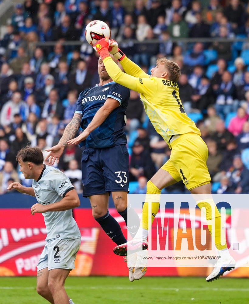 Jonas Thomas Kersken of DSC Arminia Bielefeld, 1, celebrates after the game in Germany, VfL Bochum 1848 vs. DSC Arminia Bielefeld, 2. Bundesliga, Matchday 7, 2026–27 season, Vonovia Ruhrstadion, Bochum, October 11, 2026 DFL REGULATIONS PROHIBIT ANY USE OF PHOTOGRAPHS AS IMAGE SEQUENCES AND OR QUASI-VIDEO VfL Bochum 1848 vs. DSC Arminia Bielefeld, 2. Bundesliga, Matchday 7, 2026–27 Season, October 11, 2026, Bochum
