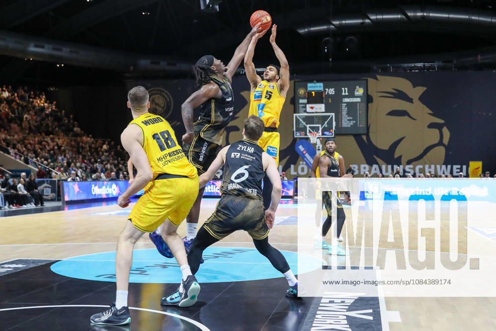 Basketball easyCredit BBL, Basketball Löwen Braunschweig vs. MHP RIESEN Ludwigsburg, from left: Zaba Bangala (Braunschweig), 0, Ishmael Leggett (Ludwigsburg), 5; one-on-one, duel, battle, tackle (Braunschweig)
