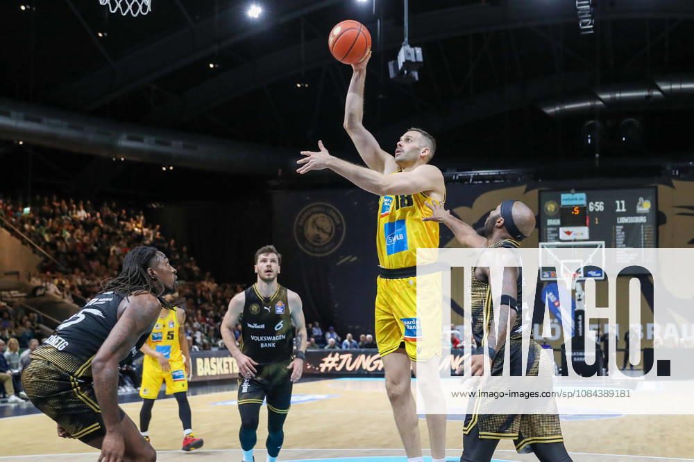 Basketball easyCredit BBL, Basketball Löwen Braunschweig vs. MHP RIESEN Ludwigsburg, from left: Jonas Wohlfarth and Bottermann (Ludwigsburg), 18 with the ball, plays the ball (Braunschweig)