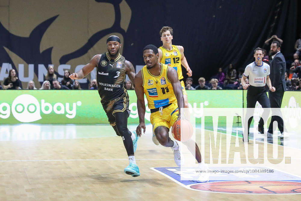 Basketball easyCredit BBL, Basketball Löwen Braunschweig vs. MHP RIESEN Ludwigsburg, from left: Dejour Reaves (Braunschweig), 3, Darius Perry (Ludwigsburg), 11, one-on-one, duel, battle, tackle (Braunschweig)