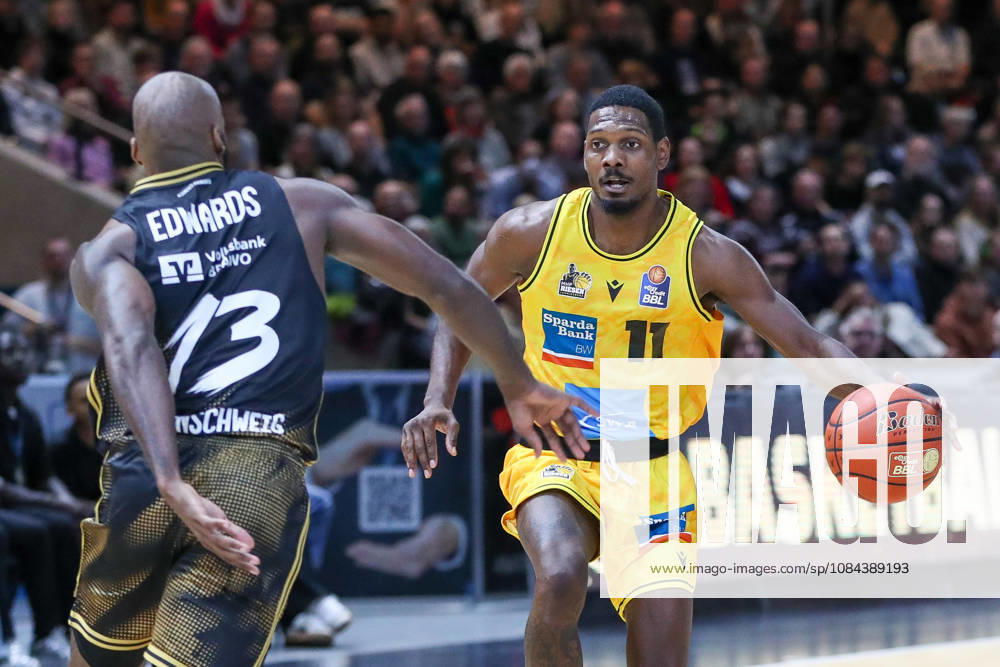 Basketball easyCredit BBL, Basketball Löwen Braunschweig vs. MHP RIESEN Ludwigsburg, from left: Darius Perry (Ludwigsburg), 11 with the ball, plays the ball (Braunschweig)
