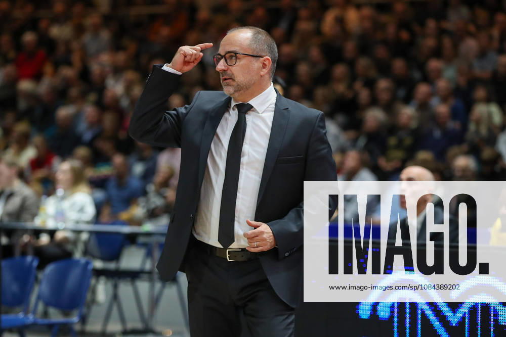 Basketball easyCredit BBL, Basketball Löwen Braunschweig vs. MHP RIESEN Ludwigsburg, from left: Carles Duran Ortega (Ludwigsburg), coach gives instructions, gesturing with his arms, gesticulate, gives instructions Braunschweig