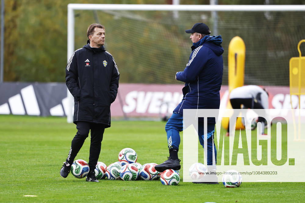 STOCKHOLM, SWEDEN 20261011 Swedish national team captain Tony Gustavsson and national team manager Kim Källström as the women’s national team trains at Bosön ahead of the upcoming World Cup playoff against Lithuania STOCKHOLM, SWEDEN