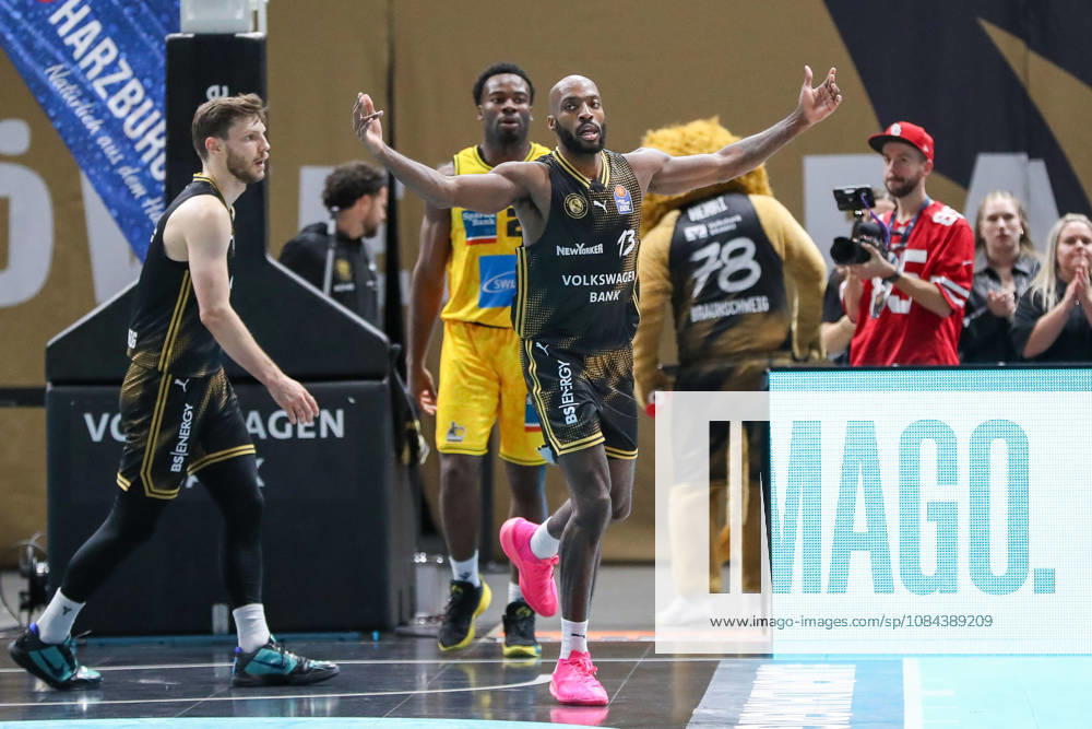 Basketball easyCredit BBL, Basketball Löwen Braunschweig vs. MHP RIESEN Ludwigsburg, from left: Sheldon Edwards (Braunschweig), 13, cheering, celebration in Braunschweig