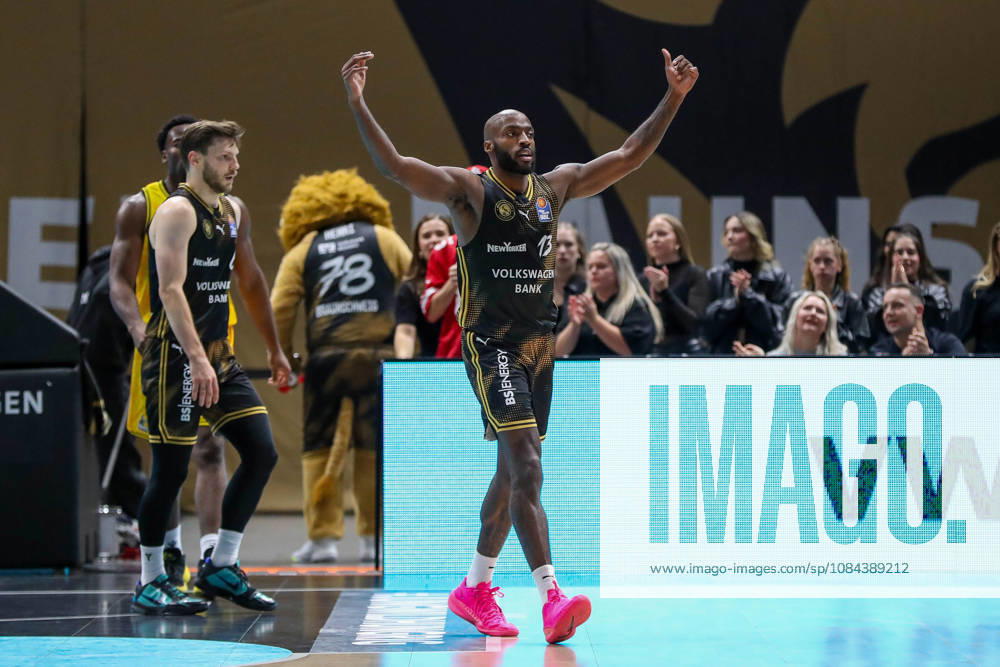 Basketball easyCredit BBL, Basketball Löwen Braunschweig vs. MHP RIESEN Ludwigsburg, from left: Sheldon Edwards (Braunschweig), 13, cheering, celebration in Braunschweig
