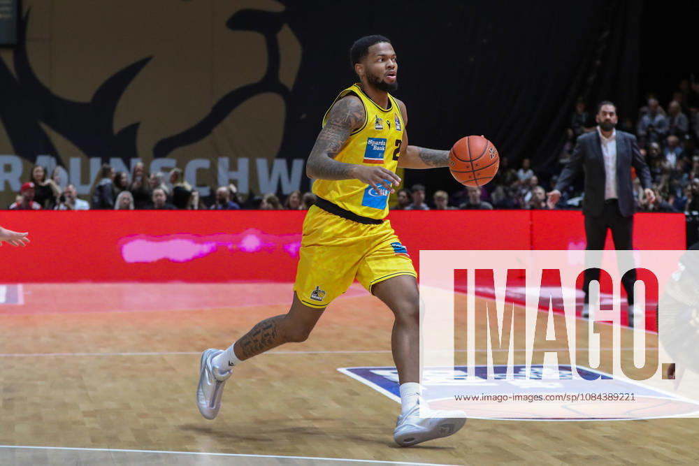 Basketball easyCredit BBL, Basketball Löwen Braunschweig vs. MHP RIESEN Ludwigsburg, from left: David Joplin (Ludwigsburg), 2 on the ball, plays the ball (Braunschweig)