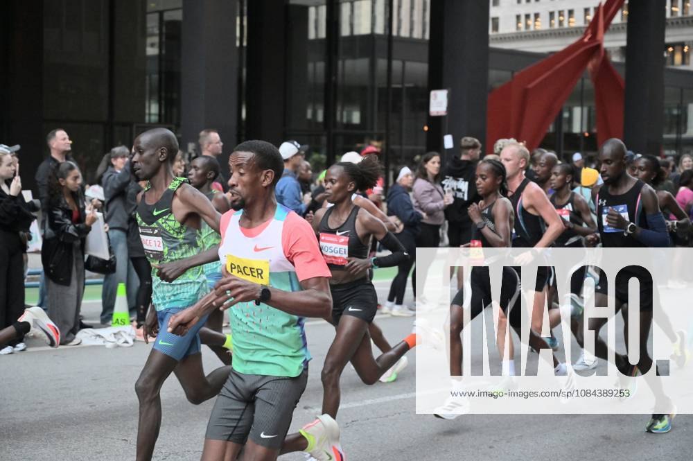 Chicago Marathon 2026 CHICAGO, ILLINOIS - OCTOBER 11: A pack of runners competes during the 48th Bank of America Chicago Marathon on Dearborn Street in the Loop, near the Alexander Calder s Flamingo sculpture at Federal Plaza on October 11, 2026 in Chicago, Illinois. The 26.2-mile race started and finished in Grant Park, winding through 29 neighborhoods with over 55,000 participants. Jacek Boczarski Anadolu Chicago United States. Editorial use only. Please get in touch for any other usage.