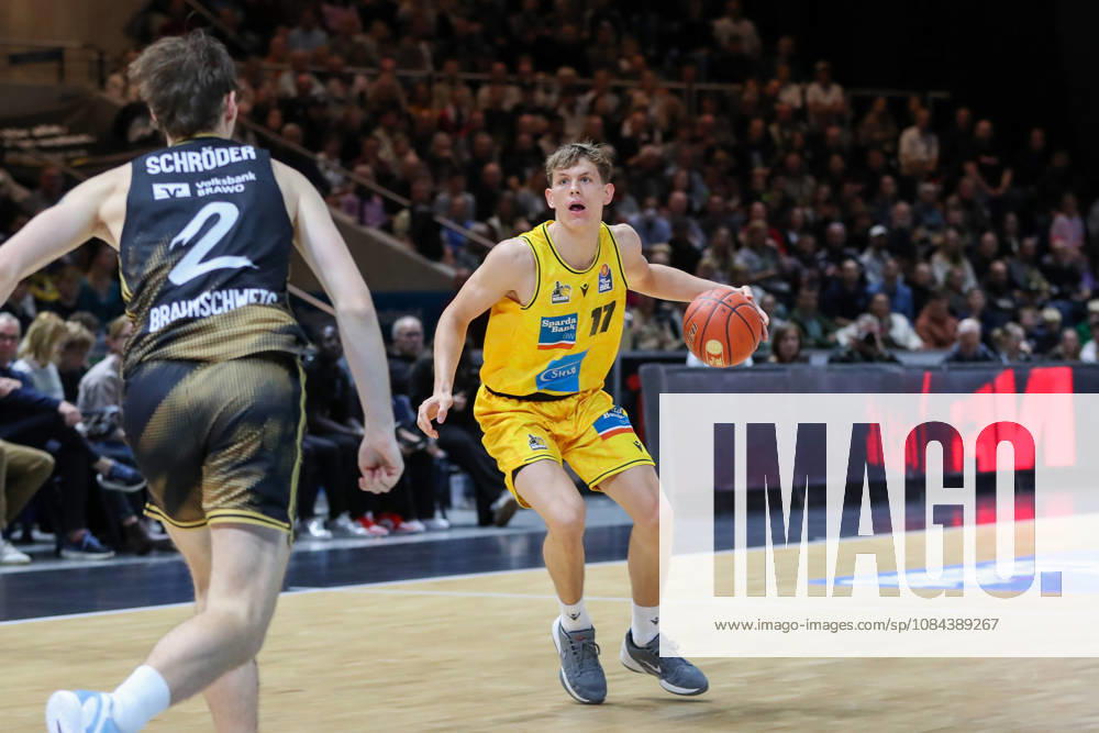 Basketball easyCredit BBL, Basketball Löwen Braunschweig vs. MHP RIESEN Ludwigsburg, from left: Julis Baumer (Ludwigsburg), 17 with the ball, plays the ball (Braunschweig)