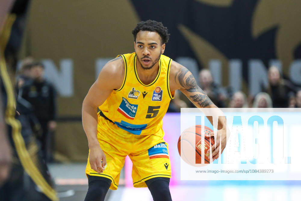 Basketball easyCredit BBL, Basketball Löwen Braunschweig vs. MHP RIESEN Ludwigsburg, from left: Ishmael Leggett (Ludwigsburg), 5 with the ball, plays the ball (Braunschweig)
