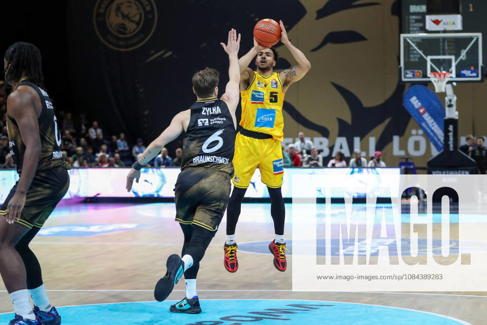 Basketball easyCredit BBL, Basketball Löwen Braunschweig vs. MHP RIESEN Ludwigsburg, from left: Ishmael Leggett (Ludwigsburg), 5, Ferdinand Zylka (Braunschweig), 6, one-on-one, duel, battle, tackle (Braunschweig)