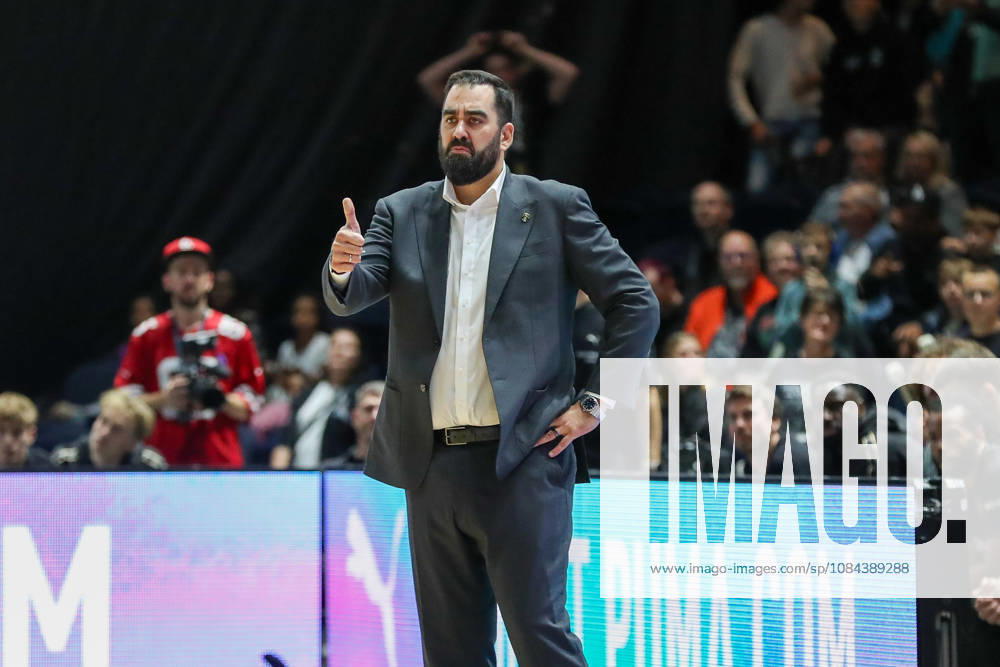 Basketball easyCredit BBL, Basketball Löwen Braunschweig vs. MHP RIESEN Ludwigsburg,, from left: Ramon Diaz Sanchez (Braunschweig), coach gives instructions, gesturing with his arms, gesticulate, gives instructions (Braunschweig)