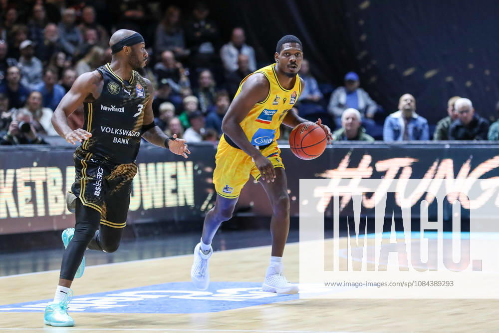 Basketball easyCredit BBL, Basketball Löwen Braunschweig vs. MHP RIESEN Ludwigsburg, from left: Darius Perry (Ludwigsburg), 11 with the ball, plays the ball (Braunschweig)