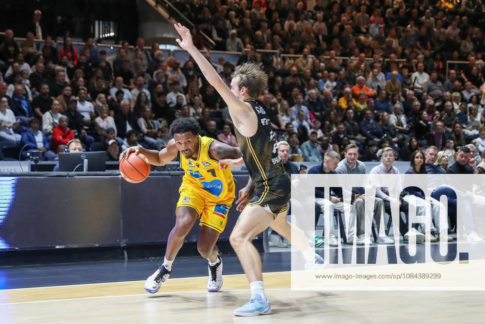 Basketball easyCredit BBL, Basketball Löwen Braunschweig vs. MHP RIESEN Ludwigsburg, from left: Elijah Hughes (Ludwigsburg), 7, Benjamin Schröder (Braunschweig), 2, one-on-one, duel, battle, tackle, Braunschweig