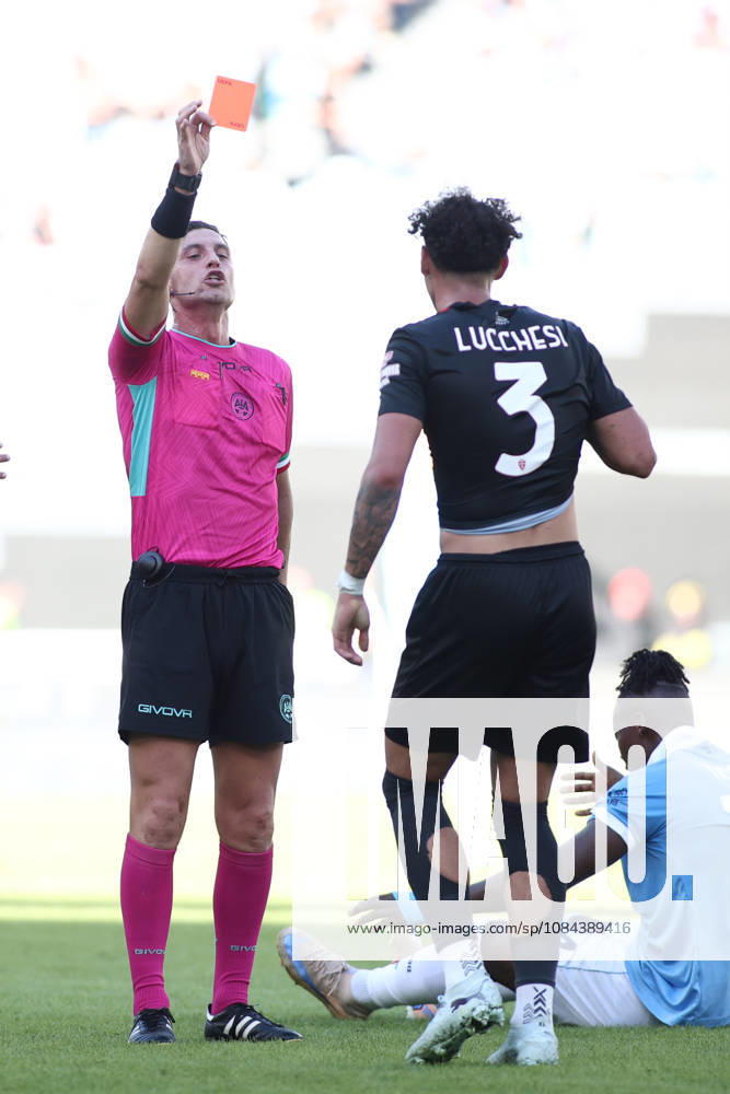 IPA89550954 - Lorenzo Lucchesi of Associazione Calcio Monza receives a red card during the 2026–2027 Serie A match between S.S. Lazio and A.C. Monza at the Stadio Olimpico in Rome, Italy.