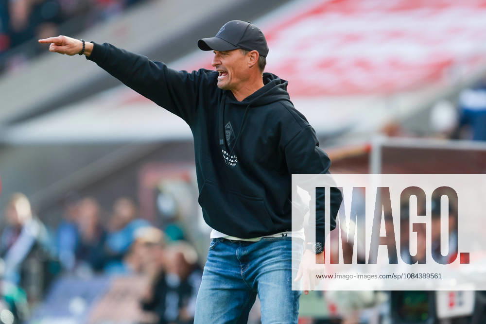 1 Bundesliga 26 27 1 FC Cologne vs. Borussia Mönchengladbach on October 11, 2026, at the RheinEnergieSTADION in Cologne; Coach Alexander Blessin of Mönchengladbach gestures MH