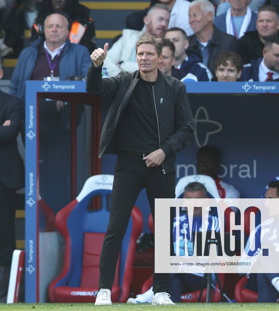 Premier League - Crystal Palace v Nottingham Forest LONDON, ENGLAND, OCTOBER 11: Oliver Glasner Manager of Nottingham Forest thumbs up during The Premier League match between Crystal Palace v Nottingham Forest at Selhurst Park Stadium, London, England, on October 11. (Photo by Daniel Weir) London Selhurst Park Stadium England