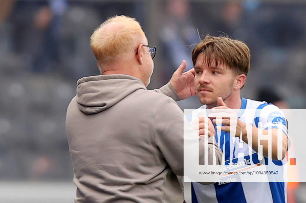 Soccer, 2. Bundesliga, Hertha BSC Berlin vs. SpVgg Greuther Fürth; from left: Head Coach Heiko Vogel, Greuther Fürth’s Mads Pedersen, Hertha BSC Berlin; DFL, DFB regulations prohibit any use of photographs as image sequences and or quasi-video; Berlin