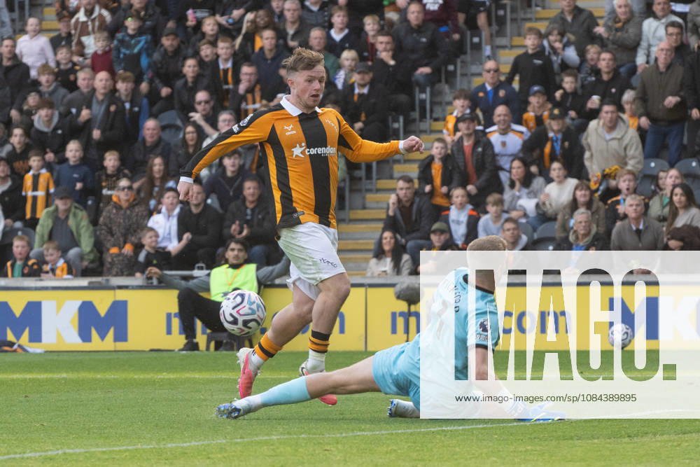 Hull City v Everton Premier League Joe Gelhardt of Hull City clip s the ball past Everton goalkeeper Jordan Pickford for his sides first goal during the Premier League match between Hull City and Everton at the MKM Stadium, Hull. 11 10 2026 UK Newspapers OUT