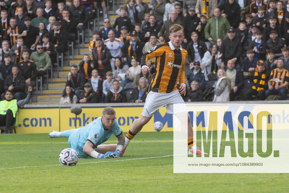 Hull City v Everton Premier League Joe Gelhardt of Hull City clip s the ball past Everton goalkeeper Jordan Pickford for his sides first goal during the Premier League match between Hull City and Everton at the MKM Stadium, Hull. 11 10 2026 UK Newspapers OUT