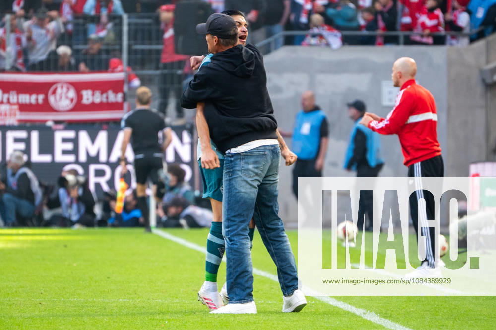 Germany 1 Bundesliga 2026–2027, Matchday 5, 1. FC Köln vs. Borussia Mönchengladbach, Sunday, October 11, 2026, RheinEnergie Stadium, Cologne, North Rhine-Westphalia; Goal and celebration of the 1-1 equalizer by Joe Scally (Borussia Mönchengladbach), 29 Joy, emotions, celebration, Head Coach Alexander Blessin, Borussia Mönchengladbach with Kevin Diks, Borussia Mönchengladbach, 4 Cologne, RheinEnergie Stadium, Cologne, Germany