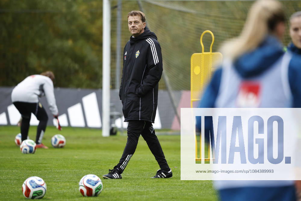 STOCKHOLM, SWEDEN 20261011 Swedish national team captain Tony Gustavsson and national team manager Kim Källström as the women’s national team trains at Bosön ahead of the upcoming World Cup playoff against Lithuania STOCKHOLM, SWEDEN