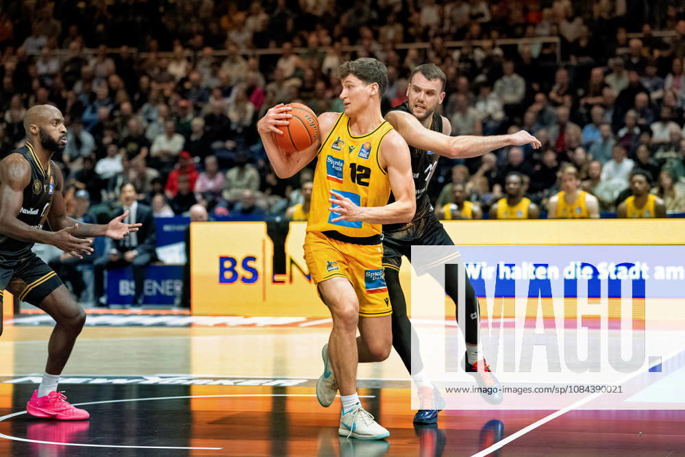 Patrick Cartier 12, MHP Riesen Ludwigsburg vs. Felipe Haase 22, Basketball Löwen Braunschweig, GER; Basketball Löwen Braunschweig vs. MHP Riesen Ludwigsburg, Basketball, easyCredit BBL, Week 3, 2026–27 Season, October 11, 2026 GER, Basketball Löwen Braunschweig vs. MHP Riesen Ludwigsburg, Basketball, easyCredit BBL, Week 3, 2026–27 season, October 11, 2026 Braunschweig